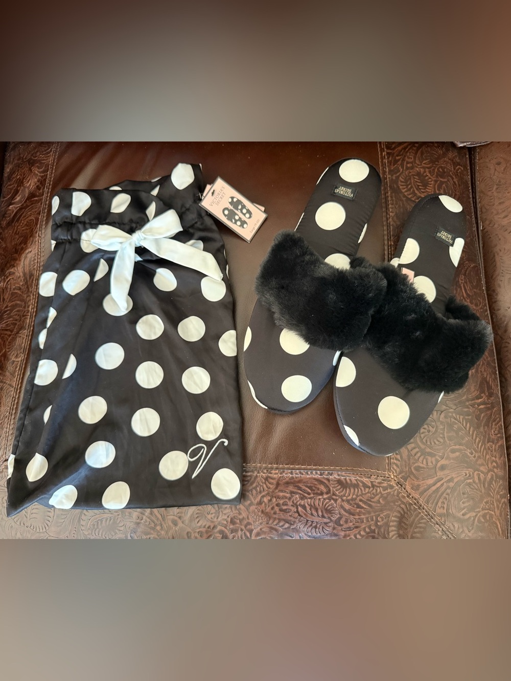 Victoria's Secret House Slippers L(9-10) Black and White Polka Dot Carry Bag NWT